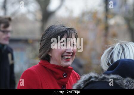 London, UK, 13 Lothringen Frances O'Grady der Generalsekretär des britischen Trades Union Congress, die erste Frau, die Stellung zu halten. Dezember 2019 Politiker auf College Green gegenüber den Häusern des Parlaments zu treffen, um die Medien auf die Wahl zu nehmen. Credit: Johnny Armstead/Alamy leben Nachrichten Stockfoto