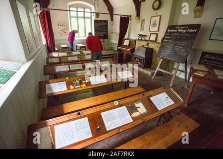 Die schulzimmer Innen ist erhalten geblieben und Beispiele der Arbeit der Schülerinnen und Schüler können weiterhin in das verlassene Dorf Tyneham, Dorset, England, UK geprüft werden Stockfoto