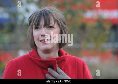 London, UK, 13 Lothringen Frances O'Grady der Generalsekretär des britischen Trades Union Congress, die erste Frau, die Stellung zu halten. Dezember 2019 Politiker auf College Green gegenüber den Häusern des Parlaments zu treffen, um die Medien auf die Wahl zu nehmen. Credit: Johnny Armstead/Alamy leben Nachrichten Stockfoto