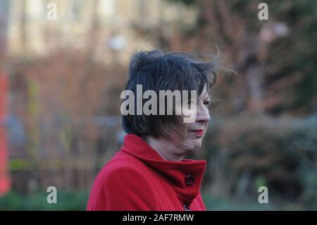 London, UK, 13 Lothringen Frances O'Grady der Generalsekretär des britischen Trades Union Congress, die erste Frau, die Stellung zu halten. Dezember 2019 Politiker auf College Green gegenüber den Häusern des Parlaments zu treffen, um die Medien auf die Wahl zu nehmen. Credit: Johnny Armstead/Alamy leben Nachrichten Stockfoto