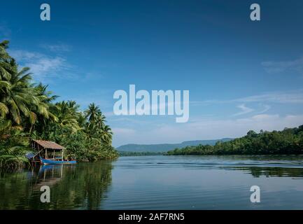 Traditionelle Boot und Jungle Hut auf dem tatai Fluss in den cardamom Berge von Kambodscha Stockfoto