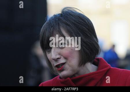 London, UK, 13 Lothringen Frances O'Grady der Generalsekretär des britischen Trades Union Congress, die erste Frau, die Stellung zu halten. Dezember 2019 Politiker auf College Green gegenüber den Häusern des Parlaments zu treffen, um die Medien auf die Wahl zu nehmen. Credit: Johnny Armstead/Alamy leben Nachrichten Stockfoto