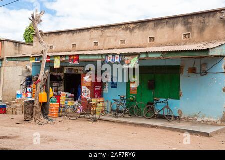 Tansania. Mto Wa Mbu. Shop Verkauf von alkoholfreien Getränken und verschiedene Verbrauchsmaterialien. Stockfoto