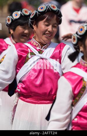 März 16, 2019: Lachen Frau tanzen in der traditionellen Tracht der Naxi ethnische Gruppe. Lijiang, China Stockfoto