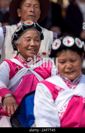 März 16, 2019: Lachen Frau tanzen in der traditionellen Tracht der Naxi ethnische Gruppe. Lijiang, China Stockfoto