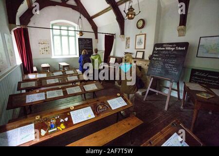 Die schulzimmer Innen ist erhalten geblieben und Beispiele der Arbeit der Schülerinnen und Schüler können weiterhin in das verlassene Dorf Tyneham, Dorset, England, UK geprüft werden Stockfoto