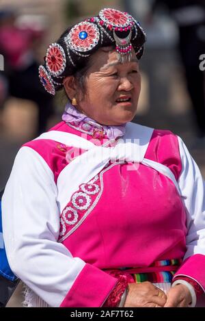 März 16, 2019: Porträt einer Frau in der traditionellen Tracht der Naxi ethnische Gruppe. Lijiang, China Stockfoto