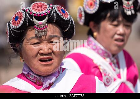 März 16, 2019: Porträt einer Frau in der traditionellen Tracht der Naxi ethnische Gruppe. Lijiang, China Stockfoto