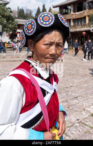 März 16, 2019: Porträt einer Frau in der traditionellen Tracht der Naxi ethnische Gruppe. Lijiang, China Stockfoto