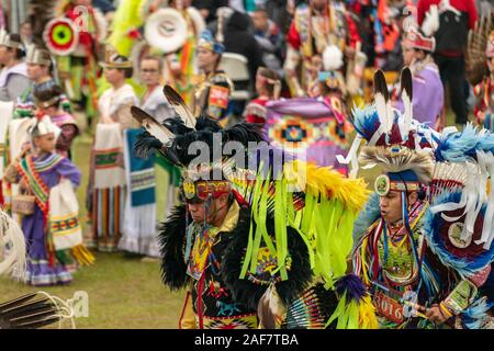 Tänzer mit Kopfschmuck im Poarch Creek Indian Thanksgiving Pow Wow Stockfoto