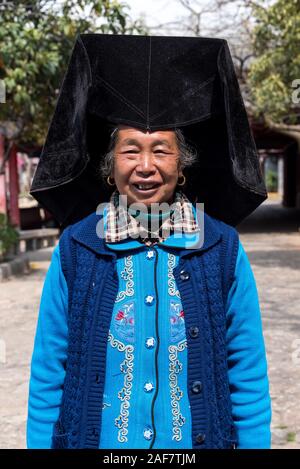 März, 16. 2019: Alte Frau aus der Yi ethnische Gruppe, Lijiang, Yunnan, China Stockfoto