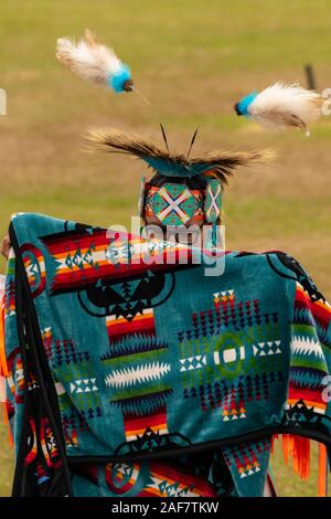 Eine bunte Decke wird im Poarch Creek Indian Thanksgiving Pow Wow gefaltet Stockfoto