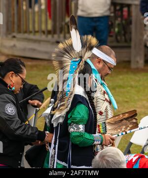Männer in Kopfbedeckung Trommel im Poarch Creek Indian Thanksgiving Pow Wow Stockfoto