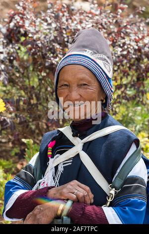 März 16, 2019: Porträt einer Frau in der traditionellen Tracht der Naxi ethnische Gruppe. Lijiang, China Stockfoto