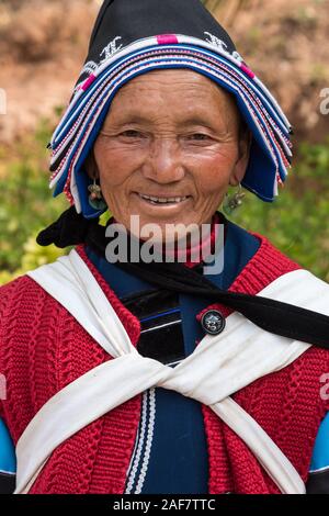 März 16, 2019: Porträt einer Frau in der traditionellen Tracht der Naxi ethnische Gruppe. Lijiang, China Stockfoto