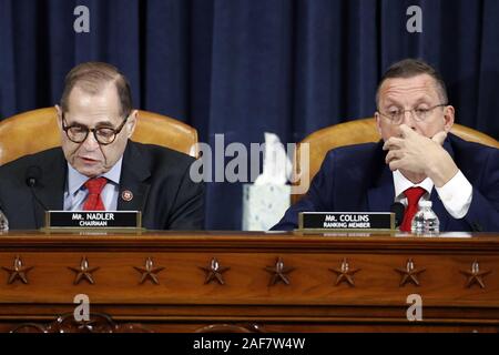 Washington, United States. 13 Dez, 2019. Haus richterliche Ausschußvorsitzende Rep Jerrold Nadler, D-N.Y., Links, und Ranking Mitglied rep Doug Collins, R-Ga, sitzen nebeneinander, da das Haus richterlichen Ausschusses gestimmt, die Artikel der Amtsenthebungsverfahren gegen Präsident Donald Trump, Freitag, Dezember 13, 2019, auf dem Capitol Hill in Washington zu genehmigen. Foto von Patrick Semansky/UPI Quelle: UPI/Alamy leben Nachrichten Stockfoto