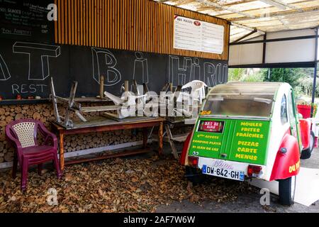 Off-season Blick auf einen Snack Pizzeria, Pyrénées-Atlantiques, Frankreich Stockfoto