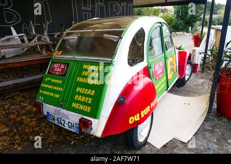 Off-season Blick auf einen Snack Pizzeria, Pyrénées-Atlantiques, Frankreich Stockfoto