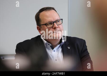 Blankenburg, Deutschland. 13 Dez, 2019. Auf einer Pressekonferenz Blankenburgs Bürgermeister Heiko Breithaupt Informationen verkündet zur Explosion in Blankenburg. Nach dem schweren Explosion in Blankenburg im Harz, einen toten Mann am Freitag gefunden wurde. Das ist es, was ein Sprecher der Polizei sagte. Dabei sehr viele Leute wurden verletzt. Credit: Matthias Bein/dpa-Zentralbild/dpa/Alamy leben Nachrichten Stockfoto