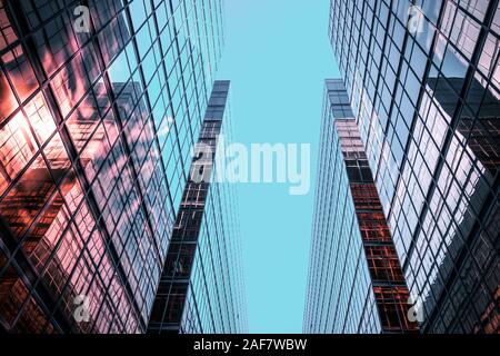 Corporate Office Gebäude Fassade und Himmel - Stockfoto