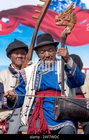 März 17, 2019: Musiker in einem traditionellen Naxi Orchester. Shue, Provinz Yunnan, China Stockfoto