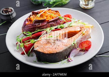 Gesund essen: gebackene Lachs und süße Kartoffeln und Gemüse. Diätmenü. Stockfoto