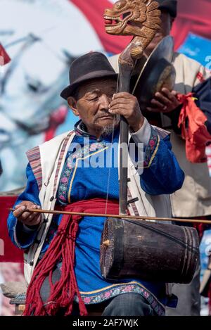 März 17, 2019: Musiker in einem traditionellen Naxi Orchester. Shue, Provinz Yunnan, China Stockfoto