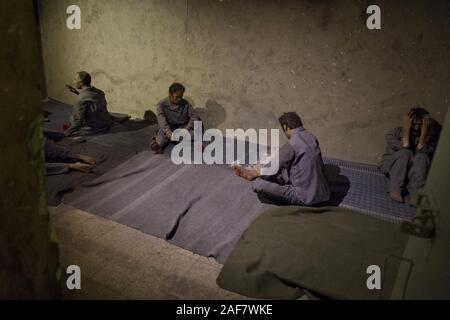 Teheran, Iran. 12 Dez, 2019. Symbolische Statuen von politischen Gefangenen in der allgemeinen Abteilung werden an Ebrat Museum in der Innenstadt von Teheran, Iran gesehen. Die Ebrat Museum im Zentrum von Teheran versucht, seine Besucher vertraut mit den Schmerzen und Leiden der iranischen politischen Gefangenen vor der Islamischen Revolution von 1979 zu machen. Die Teheran-basierte Anti-Sabotage-Ausschusses wurde durch den Geheimdienst SAVAK unter dem Schah von Iran betrieben und arbeitete gegen politische Gegner. Der SAVAK war der Geheimpolizei, der inneren Sicherheit und der Geheimdienst der Pahlavi Monarchie. Es wurde von IranÃs Moham etabliert Stockfoto