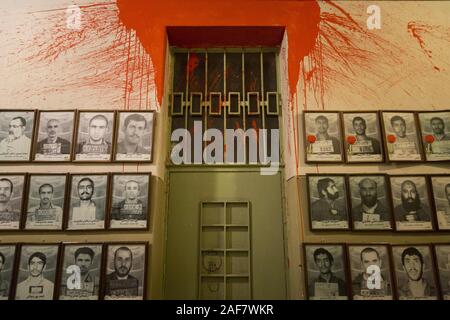 Teheran, Iran. 12 Dez, 2019. Porträts der ehemaligen Häftlinge an Ebrat Museum in der Innenstadt von Teheran, Iran. Die Ebrat Museum im Zentrum von Teheran versucht, seine Besucher vertraut mit den Schmerzen und Leiden der iranischen politischen Gefangenen vor der Islamischen Revolution von 1979 zu machen. Die Teheran-basierte Anti-Sabotage-Ausschusses wurde durch den Geheimdienst SAVAK unter dem Schah von Iran betrieben und arbeitete gegen politische Gegner. Der SAVAK war der Geheimpolizei, der inneren Sicherheit und der Geheimdienst der Pahlavi Monarchie. Es wurde von IranÃs Mohammad Reza Schah etabliert. Die gemeinsame committeeÃs b Stockfoto