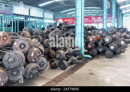 Sammlung von gebrauchten Hinterachsen für einen Lkw, bereit zum Verkauf Stockfoto