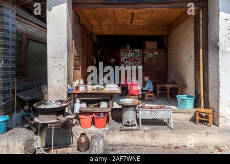 März, 17. 2019: Straße essen im Dorf Baisha. Baisha, Yunnan, China Stockfoto