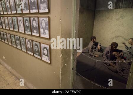 Teheran, Iran. 12 Dez, 2019. Symbolische Statuen von politischen Gefangenen in der allgemeinen Abteilung werden an Ebrat Museum in der Innenstadt von Teheran, Iran gesehen. Die Ebrat Museum im Zentrum von Teheran versucht, seine Besucher vertraut mit den Schmerzen und Leiden der iranischen politischen Gefangenen vor der Islamischen Revolution von 1979 zu machen. Die Teheran-basierte Anti-Sabotage-Ausschusses wurde durch den Geheimdienst SAVAK unter dem Schah von Iran betrieben und arbeitete gegen politische Gegner. Der SAVAK war der Geheimpolizei, der inneren Sicherheit und der Geheimdienst der Pahlavi Monarchie. Es wurde von IranÃs Moham etabliert Stockfoto