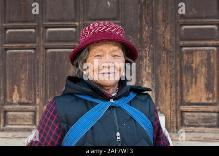 März 17, 2019: Porträt einer Frau in Baisha. Baisha, Yunnan, China Stockfoto