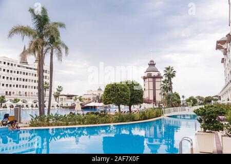 Antalya, Türkei. September 23, 2019. Hotel Mardan Palace. Blick auf Maiden's Tower und den Pool. Stockfoto