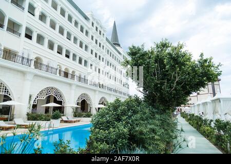 Antalya, Türkei. September 23, 2019. Hotel Mardan Palace. Blick auf den Bungalow in der Nähe des Pools. Stockfoto