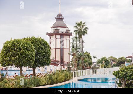 Antalya, Türkei. September 23, 2019. Hotel Mardan Palace. Blick auf Maiden's Tower und den Pool. Stockfoto