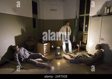 Teheran, Iran. 12 Dez, 2019. Symbolische Statuen von politischen Gefangenen und eine savak Agenten sind an Ebrat Museum in der Innenstadt von Teheran, Iran gesehen. Die Ebrat Museum im Zentrum von Teheran versucht, seine Besucher vertraut mit den Schmerzen und Leiden der iranischen politischen Gefangenen vor der Islamischen Revolution von 1979 zu machen. Die Teheran-basierte Anti-Sabotage-Ausschusses wurde durch den Geheimdienst SAVAK unter dem Schah von Iran betrieben und arbeitete gegen politische Gegner. Der SAVAK war der Geheimpolizei, der inneren Sicherheit und der Geheimdienst der Pahlavi Monarchie. Es wurde von IranÃs Mohamma etabliert Stockfoto