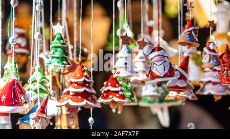 Weihnachten Keramik Dekorationen auf Weihnachtsmarkt in Riga, Lettland - Bild Stockfoto