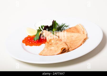 Die traditionellen russischen Pfannkuchen mit roter Kaviar und Sauerrahm Stockfoto