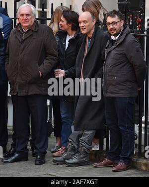 Boris Johnson Chief's Strategischer Berater Edward Lister (links) und des Premierministers, Dominic Cummings (2. rechts) Warten für Premierminister Boris Johnson macht eine Aussage in Downing Street, London, nach der konservativen Partei war in der allgemeinen Wahl mit einem erhöhten Mehrheit zurück. Stockfoto