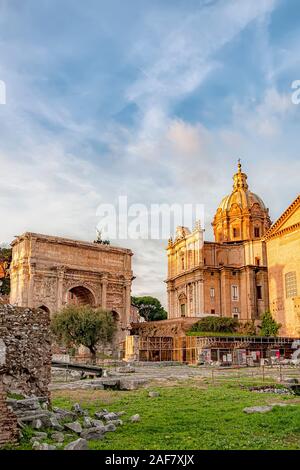 Die Chiesa dei Santi Luca e Martina wie aus dem Römischen Forum gesehen. Stockfoto