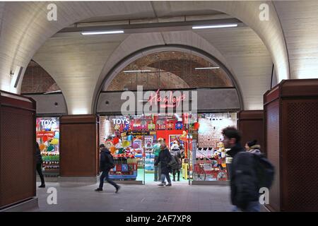 Ein Zweig der Hamleys, Großbritannien Toy Store in der neuen Einkaufspassage am Bahnhof London Bridge, London, UK Stockfoto