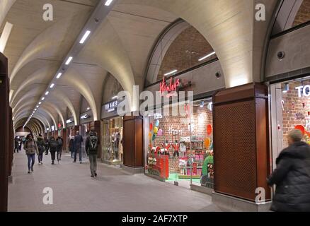 Die neue Einkaufspassage am Bahnhof London Bridge, London, UK. Läuft zwischen den U-ticket Halle und Main Line, Erdgeschoss Halle. Stockfoto