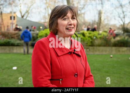 Frances O'Grady. Der Generalsekretär des TUC, sprach mit den Medien am Tag nach der Wahl. College Green, Houses of Parliament, London. Großbritannien Stockfoto