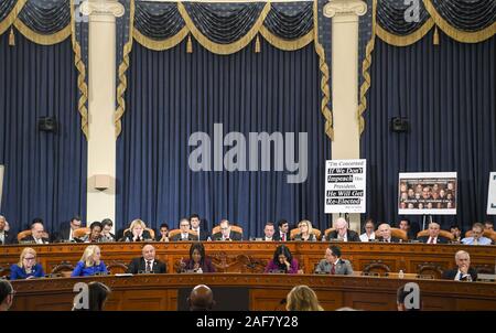 Washington, District of Columbia, USA. 12 Dez, 2019. Dreizehn Stunden in den Vereinigten Staaten Haus Schiedsausschuss Markup der Artikel Amtsenthebungsverfahren gegen US-Präsident Donald J. Trumpf am Longworth House Bürogebäude am Donnerstag, den 12. Dezember 2019 in Washington, DC. Credit: Jonathan Newton/Pool über CNP Credit: Jonathan Newton/CNP/ZUMA Draht/Alamy leben Nachrichten Stockfoto