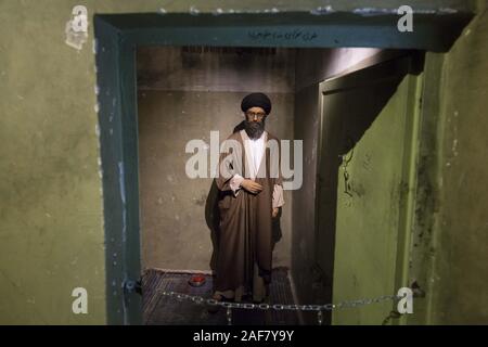 Teheran, Iran. 12 Dez, 2019. Die Statue des Obersten Führers des Iran, Ayatollah Sayed Ali Khamenei, in Einzelhaft der Anti-sabotage-Ausschusses ist bei Ebrat Museum in der Innenstadt von Teheran, Iran gesehen. Die Ebrat Museum im Zentrum von Teheran versucht, seine Besucher vertraut mit den Schmerzen und Leiden der iranischen politischen Gefangenen vor der Islamischen Revolution von 1979 zu machen. Die Teheran-basierte Anti-Sabotage-Ausschusses wurde durch den Geheimdienst SAVAK unter dem Schah von Iran betrieben und arbeitete gegen politische Gegner. Der SAVAK war der Geheimpolizei, der inneren Sicherheit und der Intelligenz s Stockfoto