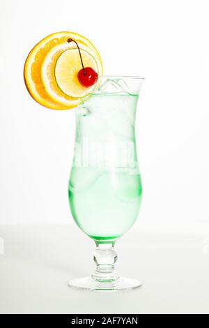 Bunten Cocktail mit Früchten in einem hohen Glas dekoriert Stockfoto