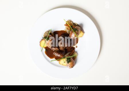 Nach irischer Art gebackene Lamm mit Hash-braune Kartoffeln, Kräuter und Wein Sauce Stockfoto