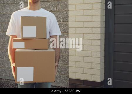 Lieferung Mann leere Kisten outdoor, Platz für Text Stockfoto