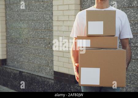 Lieferung Mann leere Kisten outdoor, Platz für Text Stockfoto